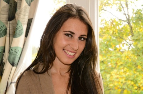 Высокая лесбиянка и ее молодой любовник трахают дилдо в чулках с задним швом и на каблуках 1