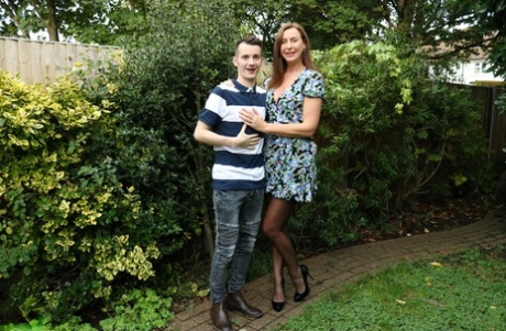 Возбужденная пума приводит молодого жеребца домой и трахает его в чулках на диване 1