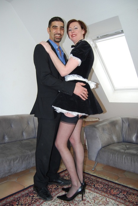 Высокая женщина получает массаж лица с открытым ртом после того, как оседлала член в нейлоновых чулках со швами 1