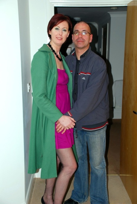 Высокая женщина Лара Латекс выплескивает сперму изо рта после того, как оседлала член в нейлоновых чулках FF 1