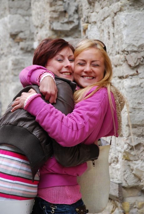 Старые и молодые лесбиянки бродят по улицам перед сексом дома в нейлоновых чулках 3