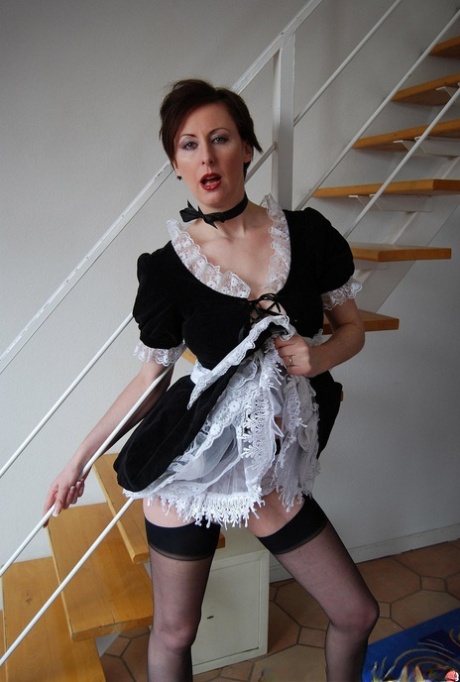 Зрелая горничная Лара латексирует дилдо в своей жопе, прежде чем трахнуть большой член 1