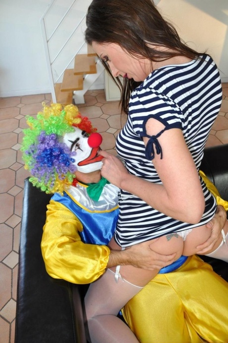 Зрелая дама занимается сексом с клоуном в нейлоновых чулках и подвязках 4