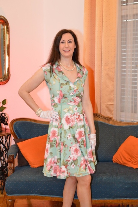 Зрелая любительница Лара Латекс надевает кружевные перчатки, чтобы потрогать пальцами свою возбужденную киску 1