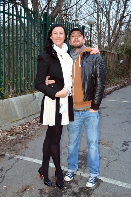 Высокую женщину трахает большой пенис в черных нейлоновых чулках и на каблуках с красной подошвой 1