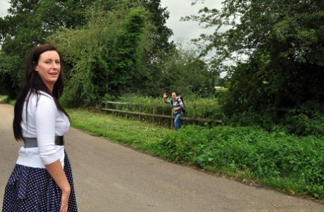 Потрясающая зрелая горничная Лара показывает свои навыки сосания члена и траха 1