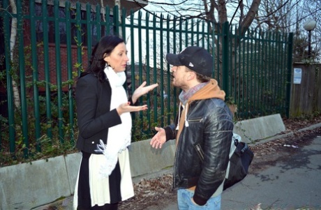 Возбужденная пожилая леди кончает в жопу после того, как соблазнила молодого джентльмена 1