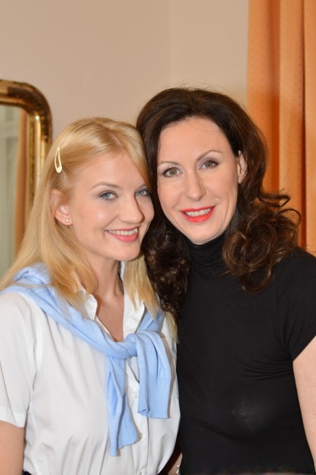 Мачеха Лара в латексных сапогах шлепает своенравную школьницу в униформе и носках 1