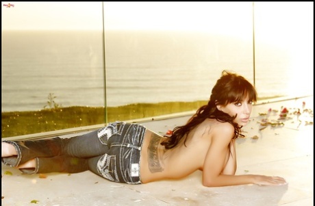 Брюнетка соло показывает большие натуральные сиськи латиноамериканской милфы 4