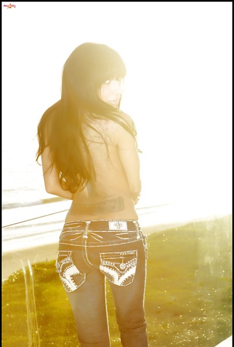 Татуированная латиноамериканка-одиночка Лела Стар позирует на открытом воздухе в джинсах 1