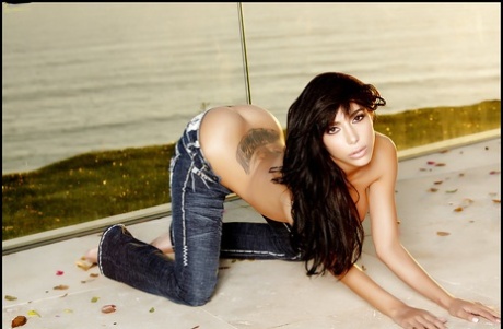 Соблазнительная красотка снимает свои джинсы и позирует обнаженной на открытом воздухе 9