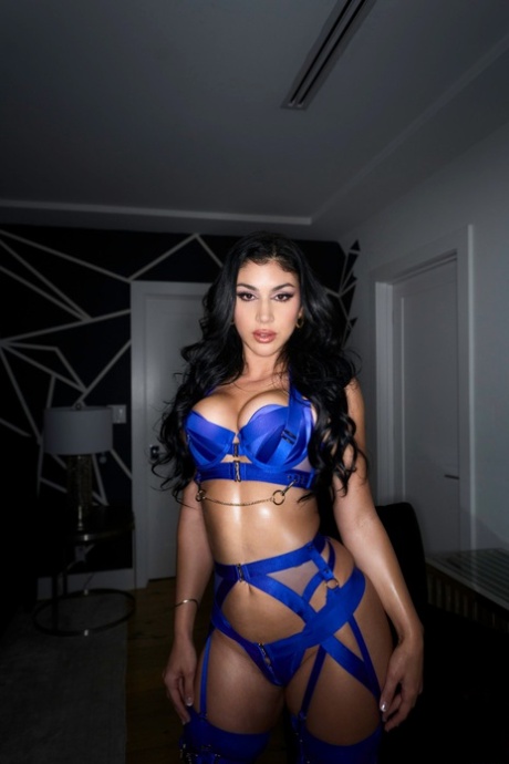 Горячие лесбиянки с большими задницами Лена Пол и Куини моделируют сексуальное белье 10