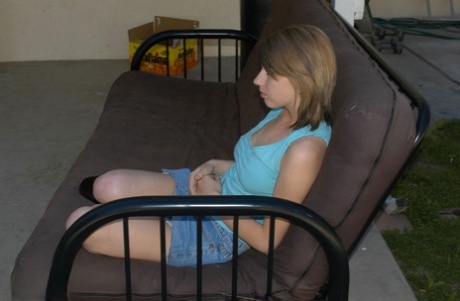 Любительская девушка Лекси Би переворачивает своего парня птичкой во время показа юбки без трусиков 6