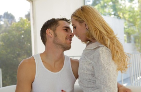 Горячая блондинка Лекси Белль раздевается только наполовину, пока трахается со своим любовником 1