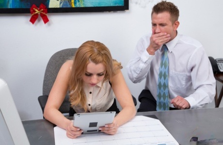 Бледно-рыжая Лекси Белль занимается сексом с коллегой во время рождественской вечеринки в офисе 2