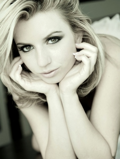 Великолепная блондинка Лекси Белль обнажает свои упругие сиськи во время сольного действия 10