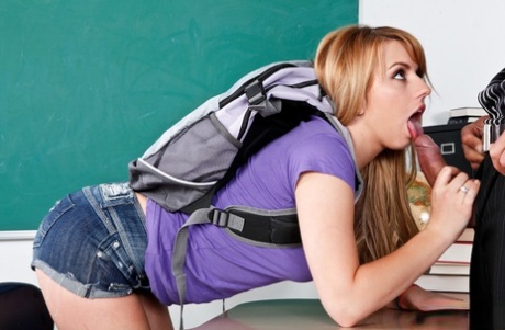 Белокурая студентка Лекси Белль занимается сексом из киски в рот со своим учителем 3