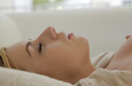 Прелестная белокурая красотка Лекси Белль получает жесткий трах в свою подстриженную киску 13