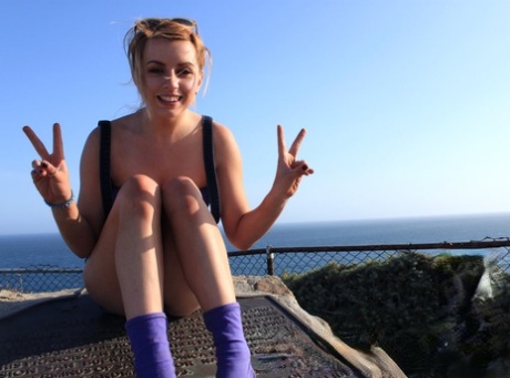 Девушка-одиночка Лекси Белль обнажает свои сиськи и задницу во время прогулки у океана 11