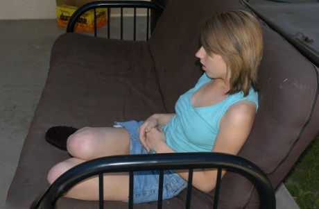 Любительская девушка Лекси Би переворачивает своего парня птичкой во время показа юбки без трусиков 7