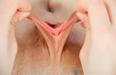 Хардкорная девушка Лили Лав ласкает киску игрушками после минета и получает сперму на лицо 14