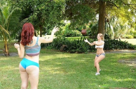 Подтянутые шлюшки в шортах выставляют напоказ большие сиськи и сосут член для горячего лица в диком сексе втроем 3