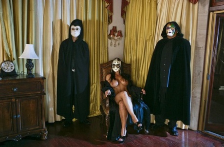 Пышногрудая милфа Лиза Энн набивает свои любовные дырочки большим твердым членом 14