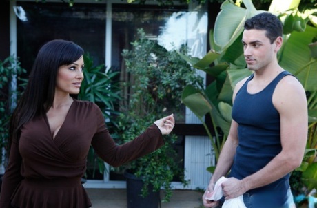 Брюнетка-пума Лиза Энн соблазняет подтянутого молодого человека возле своего дома 1