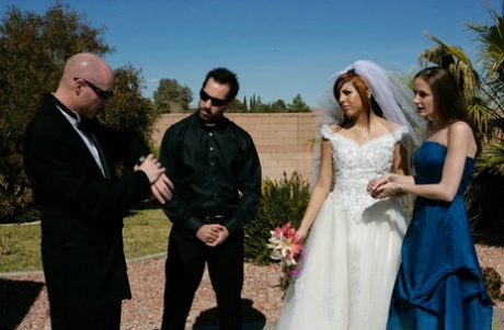 Грудастая милфа-членососка Лиза Энн делает минет и занимается диким сексом 1