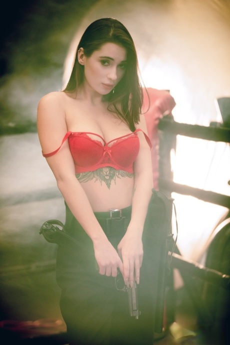 Женщина-полицейский под прикрытием истекает спермой из своей киски после секса со своим партнером 2