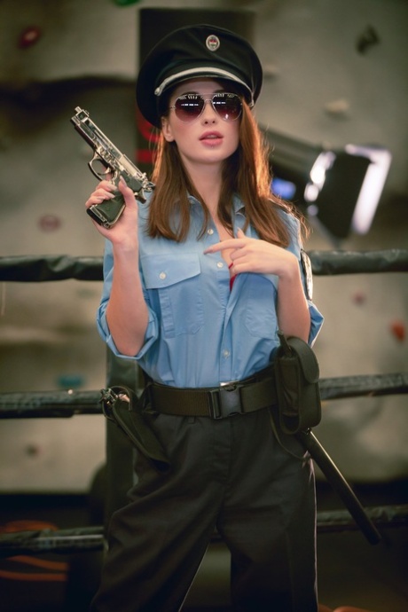 Женщина-полицейский под прикрытием истекает спермой из своей киски после секса со своим партнером 1