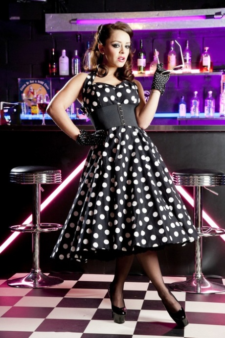 Горячая мамаша Лайза Дель Сьерра примеряет платье в горошек перед анальным сексом с Чёрный хуй 1