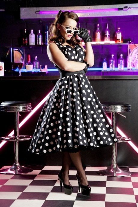 Горячая мамаша Лайза Дель Сьерра примеряет платье в горошек перед анальным сексом с Чёрный хуй 2