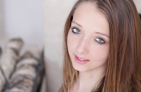 Молоденькая Баффи с большой грудью засовывает длинный фаллоимитатор в свою задницу, надевая красные лодочки 3