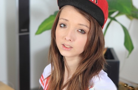 Молоденькая Баффи с большой грудью ублажает свою вагину секс-игрушкой в гостиной 2