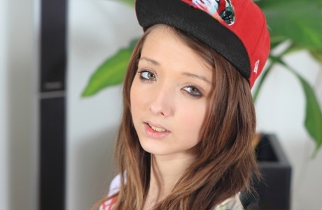 Очаровательная молоденькая Баффи освобождает свои гигантские сиськи от бейсбольной формы 1