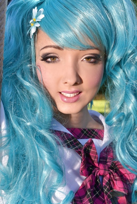 Красотка-косплеерша Люси Уайлд демонстрирует свои массивные сиськи на улице 3