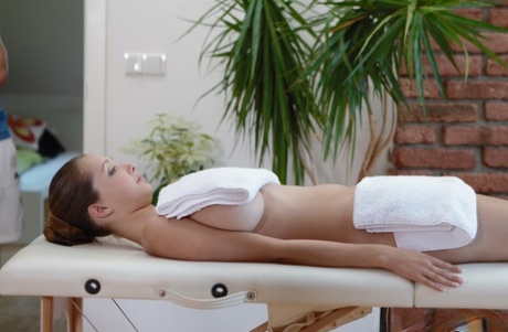 Молоденькая Баффи с большой грудью застает своего массажиста дрочащим ее смазанную маслом киску 2