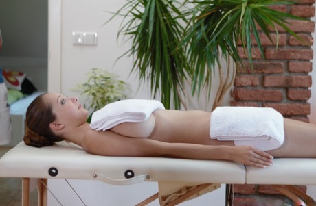 Белой молоденькой Баффи массируют ее огромные груди перед тем, как трахнуть пальцами 2