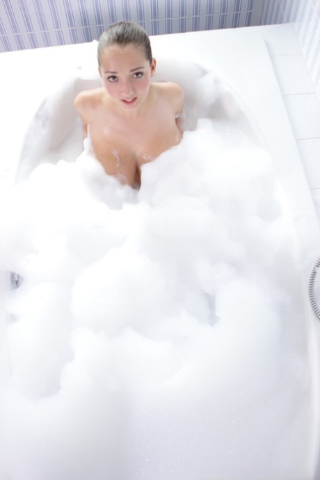 Молодая девушка грудастая Баффи выливает кувшин молока на свои сиськи во время купания 7