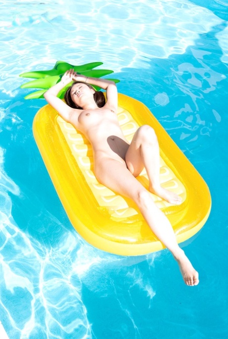 Крошечная азиатка Лулу Чу снимает свое бикини, наслаждаясь отдыхом у бассейна 14