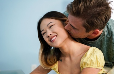 Миниатюрная азиатка лижет мошонку, отсасывая маленький член 7