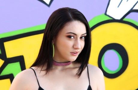 Темноволосая латиноамериканка Мэнди Мьюз рекламирует свою большую попу в черных чулочно-носочных изделиях 1