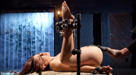 Мэнди Мьюз находится в жестком рабстве, пока ее пытают и мастурбируют 15