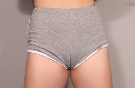 Молоденькая блондинка Мелоди Маркс вставляет секс-игрушки в свою киску на посадочной полосе на коврике 4