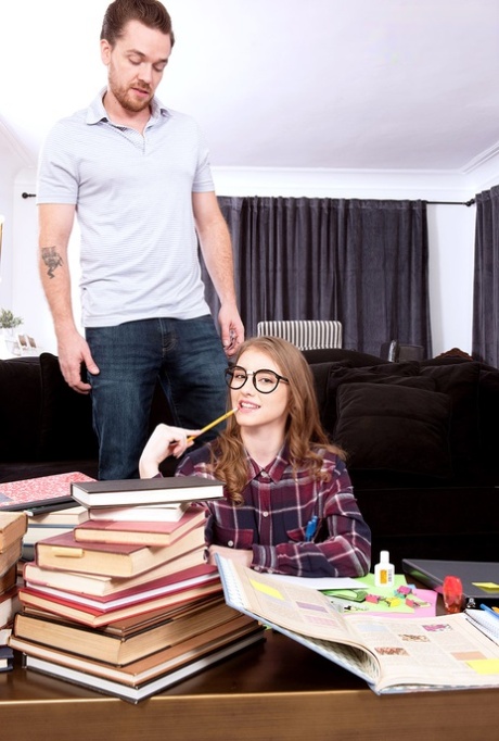 Занудная молоденькая Мелоди Маркс щупает свои упругие сиськи во время учебы 9