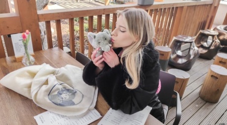 Молоденькая блондинка Мелоди Маркс занимается сексом сразу с парой симпатичных мужчин 5