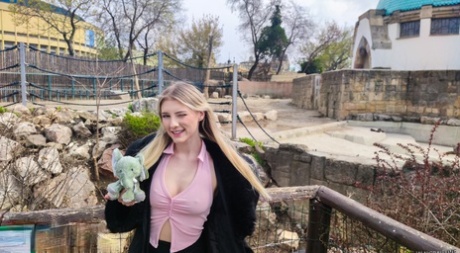 Молоденькая блондинка Мелоди Маркс занимается сексом сразу с парой симпатичных мужчин 1