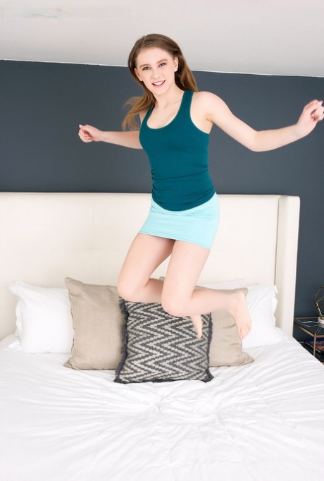 Молодая любительница Мелоди Маркс обнажает свои упругие сиськи во время действия под юбкой 1