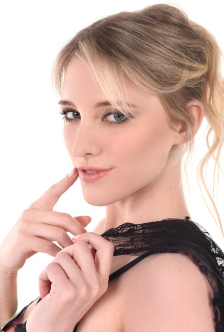 Сладкая блондинка Мелоди Маркс мастурбирует после снятия черного нижнего белья 6